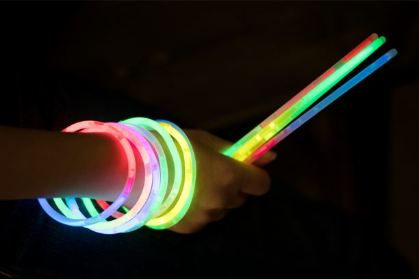 Leuchtende Arm-Knicklichter als Armbänder in vielen Farben