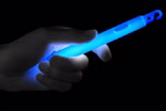 Leuchtender-blauer-Knicklichtstab-in-Hand.png Leuchtender-blauer-Knicklichtstab-in-Hand.png