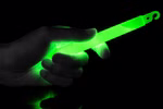 Neon-Gru--nstab-in-dunkler-Hand.png