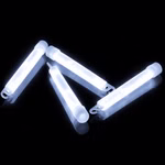 Leuchtende-Knicklichter-auf-schwarzer-Oberfla--che.png Leuchtende-Knicklichter-auf-schwarzer-Oberfla--che.png