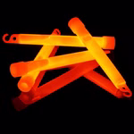 Leuchtende-orange-Knicklichter-im-Stapel.png