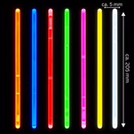 Sieben-leuchtende-Glowsticks-mit-Massangaben.png
