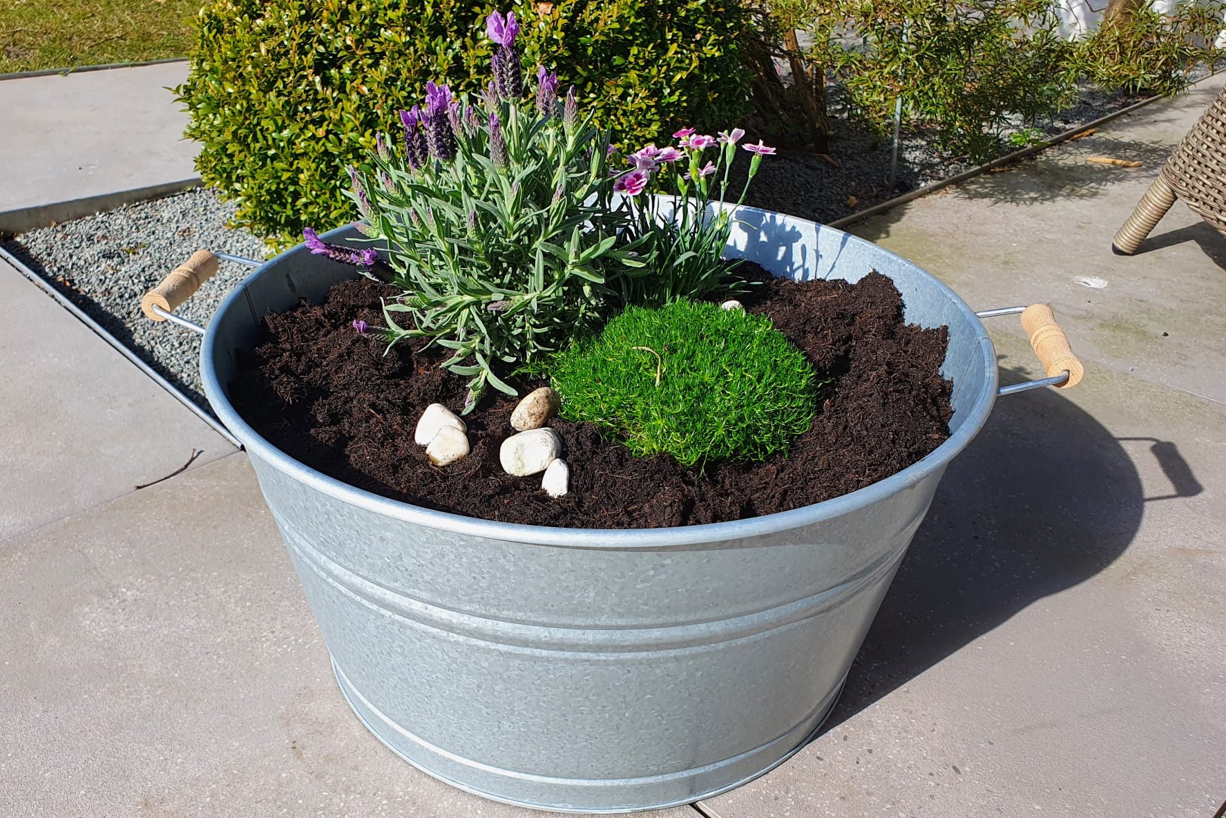 Große Zinkwanne mit Holzgriff