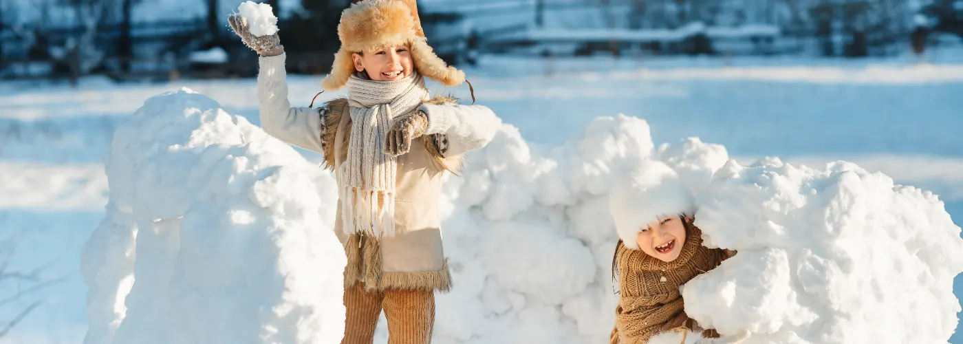Kinder Schneeballschlacht