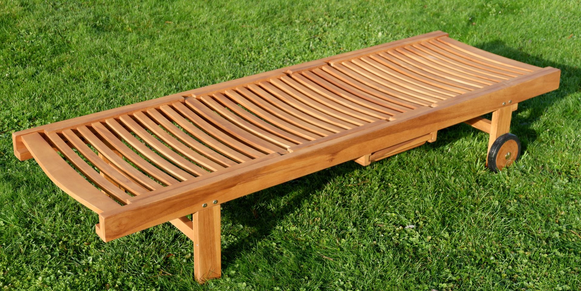 2x Hochwertige TEAK Sonnenliege Gartenliege Strandliege Liegestuhl Holzliege Holz sehr robust Modell: COZY+ 1x Beistelltisch 45x45cm