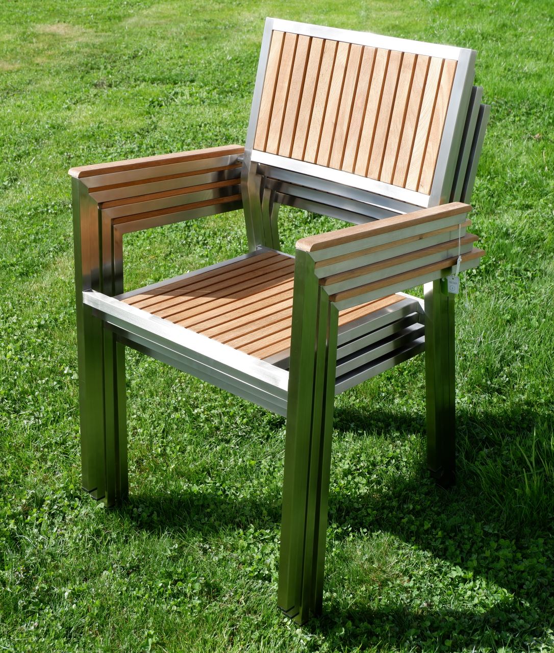 Designer Gartenstuhl mit Armlehne KUBA-TEAK Gartensessel Stapelstuhl Stapelsessel Sessel Edelstahl Teak A-Grade stapelbar sehr robust