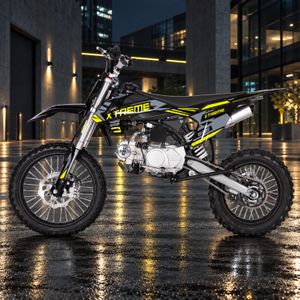 Highper DB608 Dirtbike 125ccm in Schwarz/Gelb, seitenansicht links, vor beleuchteter Industriearchitektur auf nassem Asphalt.