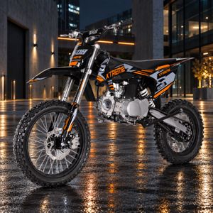 Highper DB608 Dirtbike 125ccm in Schwarz/Orange, schrägansicht vorne, vor beleuchteter Industriearchitektur auf nassem Asphalt.