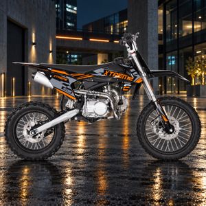 Highper DB608 Dirtbike 125ccm in Schwarz/Orange, seitenansicht rechts, vor beleuchteter Industriearchitektur auf nassem Asphalt.