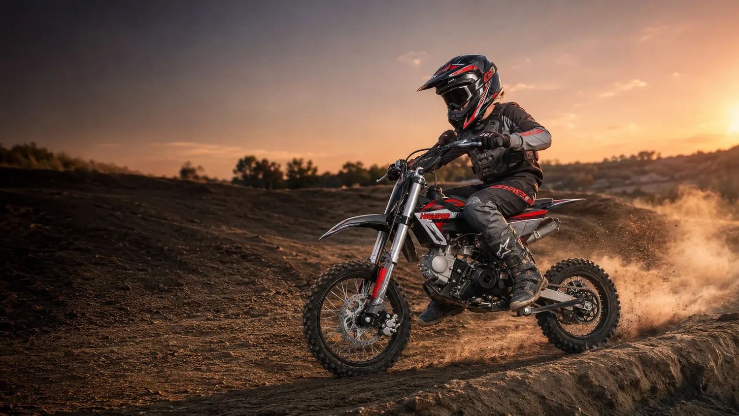 Highper 110ccm Dirtbike mit vollständig geschütztem Fahrer auf einer privaten Offroad-Strecke