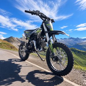 Highper DB606 Kinder-Dirtbike in Schwarz/Grün: Hero vor einer Berglandschaft.