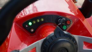 Kindertraktor-110ccm-Motor-mit-Ha--nger-Rot-Cockpi.jpg