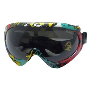 KIMO Kinder-Crossbrille Bunt – Schrägansicht KIMO Kinder-Crossbrille mit buntem Dekor und dunkler Scheibe, Schrägansicht auf weißem Hintergrund