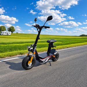 Elektroroller Speedstar 45, 2000 W – Frontansicht an der Landstraße Elektroroller Speedstar 45, 2000 W – Frontansicht an der Landstraße