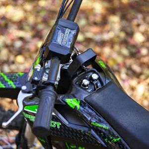 HIGHPER HP116E mit grünem Dekor und schwarzem Rahmen: Cockpit und Regler.