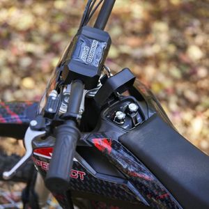HIGHPER HP116E mit rotem Dekor und schwarzem Rahmen: Cockpit und Regler.