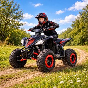 Kind mit Helm auf dem Elektro-Kinderquad Bulldogge 48V 800W in Rot auf einem Feldweg im Grünen.