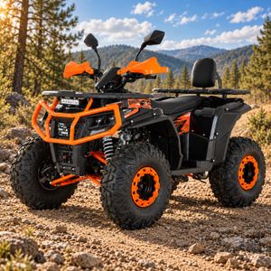 Kinderquad AFP125 mit 125 ccm in Schwarz/Orange, ohne Fahrer in Dreiviertelansicht auf einem Schotterweg im Wald.