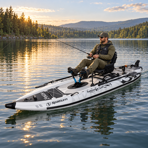 Spatium Model F – Angel-Kajak beim Angeln auf dem See Angler mit Schwimmweste auf dem Spatium Model F Angel-Kajak, mit den Füßen am Flipper-Pedalantrieb auf einem See.