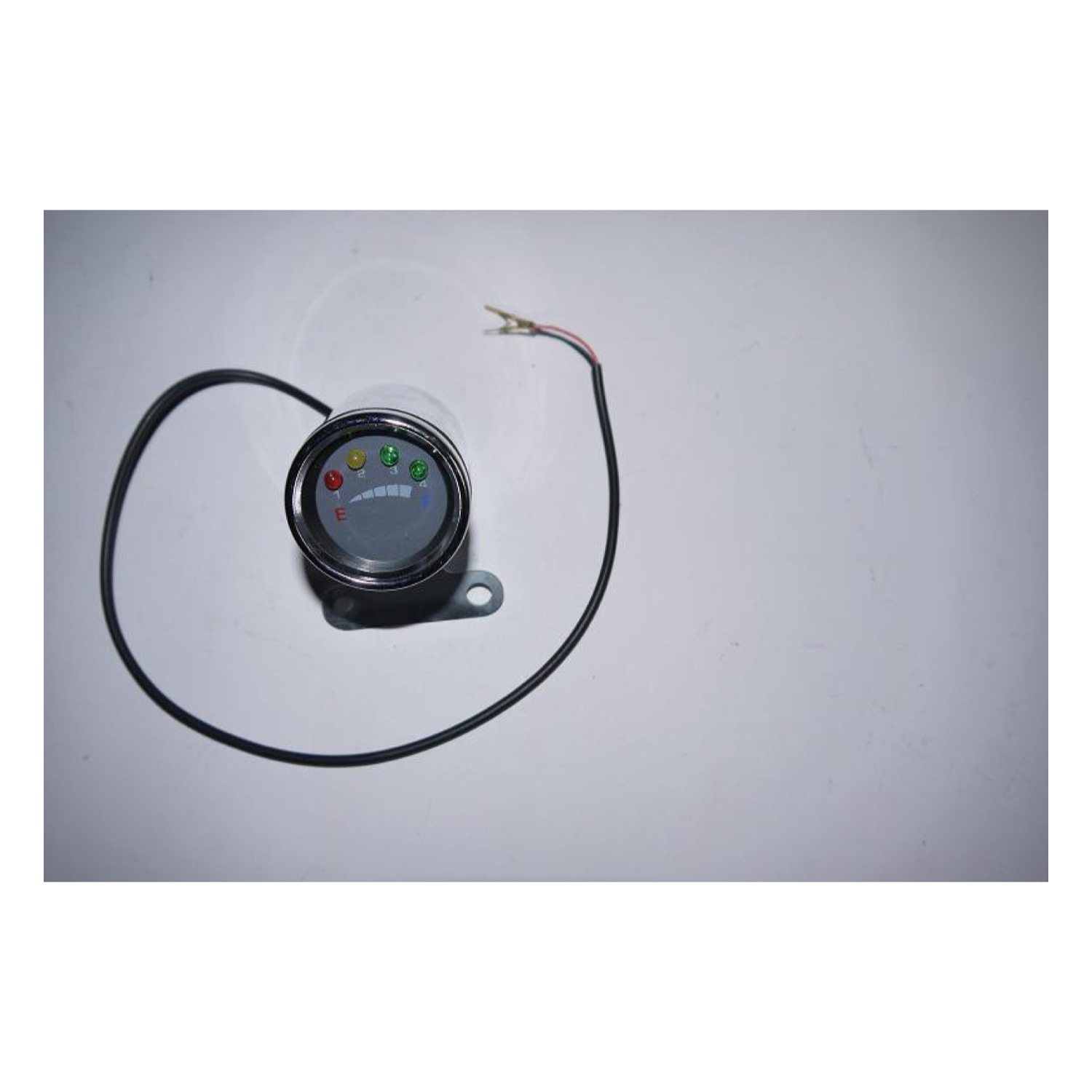 Kinderquad LED-Ladeanzeige 36 V – Originalansicht mit Kabel und Halterung Originalfoto der runden 36-Volt-Kinderquad-Ladeanzeige mit farbigen LED-Feldern, Anschlusskabel und Halterung