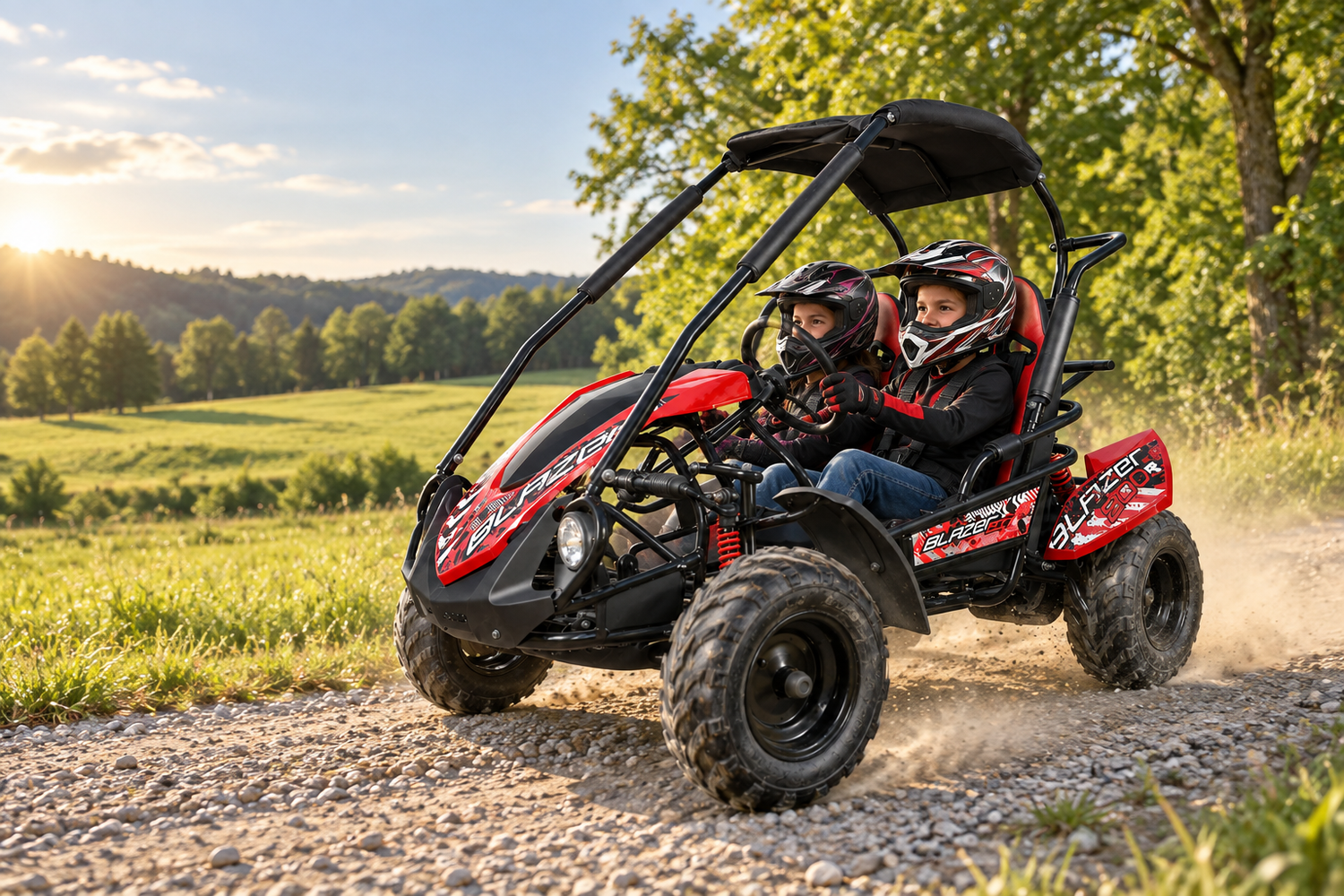 Roter Trailmaster Blazzer 200 mit Fahrer und Beifahrer, beide mit Helm und angeschnallt, bei einer gemeinsamen Fahrt im Gelände