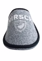 von vorne ein linker, grauer Filzpantoffel mit weißer Stickerei eines röhrenden Hirsches im Wappen sowie dem Schriftzug Hirsch von Platzhirsch. Außen schwarz eingefasst