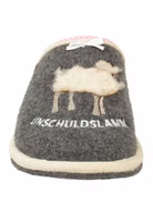 ein grauer Filzpantoffel von vorne mit Stick und Applikation eines Schafs und darunter der Schriftzug Unschuldslamm