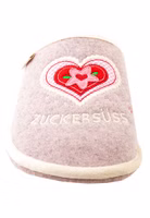 ein rosa Filzpantoffel von vorne mit Herzapplikation in weiß, rot und rosa sowie Schriftzug Zuckersüss. Außen hell eingefasst