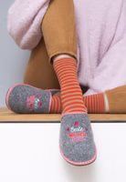 ein graues Paar Filzpantoffeln mit Motivstickerei "beste Mama" in weiß, rot und pink