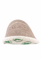 Ein paar hellbraune Filzpantoffel mit braun creme farbener Stickerei und Brummbär Schriftzug frontal