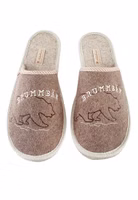 ein hellbraunes Paar Filzpantoffeln mit der gestickten Kontur eines dunkelbraunen Bäres,dem Schriftzug Brummbär in hell. Helle Einfassung außen und hellbeige Innensohle