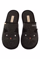 ein Paar schwarze Filzpantoffeln mit Filzohren und Katzengesicht-Stickerei