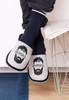 Adelheid Echter Kerl Filzpantoffel ✓ made in Portugal ✓ bequem ✓ echter Wollfilz baumelnd ein Paar graue Filzpantoffeln mit der schwarzen Stickerei eines vollbärtigen Mannes und dem Schriftzug "Echter Kerl". Außen schwarz eingefasst