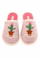 ein rosa Paar Filzpantoffeln mit gesticktem und appliziertem Kaktus-Motiv in braun, grün und pink, darunter Lebenskünstlerin Schriftzug in weiß, pinke Innensohle und cremefarbende Einfassung