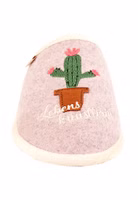 von vorne ein rosa Filzpantoffel mit gesticktem und appliziertem Kaktus-Motiv in braun, grün und pink, darunter Lebenskünstlerin Schriftzug in weiß, cremefarbende Einfassung