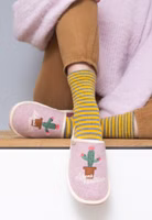 ein rosa Paar Filzpantoffeln mit gesticktem und appliziertem Kaktus-Motiv in braun, grün und pink, darunter Lebenskünstlerin Schriftzug in weiß und cremefarbende Einfassung