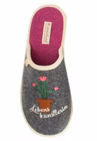 von oben ein grauer Filzpantoffeln mit gesticktem und appliziertem Kaktus-Motiv in braun, grün und pink, darunter Lebenskünstlerin Schriftzug in weiß, pinke Innensohle und cremefarbende Einfassung