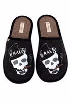 ein Paar schwarze Filzpantoffeln mit weißer Totenkopf-Stickerei, brauner Zigarre im Mund und Hausherr-Schriftzug sowie brauner Innensohle