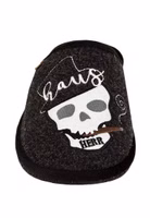 von vorne ein schwarzer Filzpantoffel mit weißer Totenkopfstickerei, brauner Zigarre im Mund und Hausherr-Schriftzug 