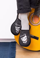 baumelnd ein Paar schwarze Filzpantoffeln mit weißer Totenkopf-Stickerei, brauner Zigarre im Mund und Hausherr-Schriftzug