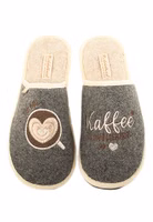 ein Paar graue Pantoffel mit weiß braun creme farbener Stickerrei und "erstmal Kaffee und dann der Rest" Schriftzug