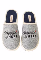 Schwesterherz Filzpantoffel von Adelheid ein Paar graue Pantoffel mit schwarz roter Stickerrei und Schwester Herz Schriftzug
