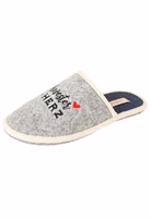 Schwesterherz Filzpantoffel von Adelheid seitlich rechts ein grauer Pantoffel mit schwarz roter Stickerrei und Schwester Herz Schriftzug seitlich rechts