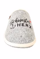 Schwesterherz Filzpantoffel von Adelheid frontal ein grauer Pantoffel mit schwarz roter Stickerrei und Schwester Herz Schriftzug frontal