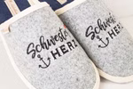 Schwesterherz Filzpantoffel von Adelheid ein grauer Pantoffel mit schwarz roter Stickerrei und Schwester Herz Schriftzug Nahaufnahme