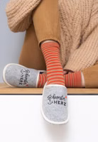 Adelheid Mami Schwesterherz Pantoffel ✓ Schriftzug Stickerei ✓ made in Portugal ✓ echter Wollfilz ein grauer Pantoffel mit schwarz roter Stickerrei