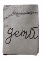 Adelheid Gemütlich Kuscheldecke gefaltet Nahaufnahme einer hellgrauen Kuscheldecke mit dunkelgrauem Motive einer ausgestreckten Katze und dem Schriftzug Mach`s dir gemütlich