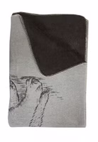 Gemütlich Kuscheldecke Rückseite dunkelgrau Nahaufnahme Rückseite einer hellgrauen Kuscheldecke mit dunkelgrauem Motive einer ausgestreckten Katze und dem Schriftzug Mach`s dir gemütlich