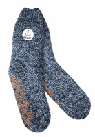 ein Paar dunkelblau melierte Glück ahoi Stricksocken mit dem Motivpatch eines Ankers