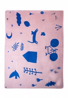 eine rosa und dunkelblaue Kuscheldecke mit abstrakten Motiven von Blumen, Fahrrad, Katze, Mond 